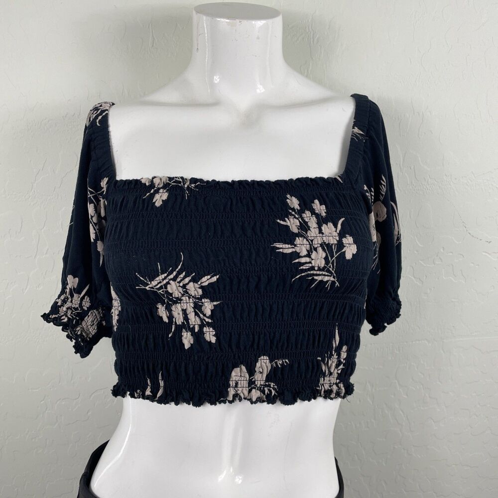 URBAN OUTFITTERS Size XS Giselle Smocked Black Cropped Top